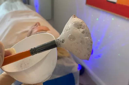 50-70 Min. Weihnachtsglow: HydraBoost-Gesichtsbehandlung für 1 Person