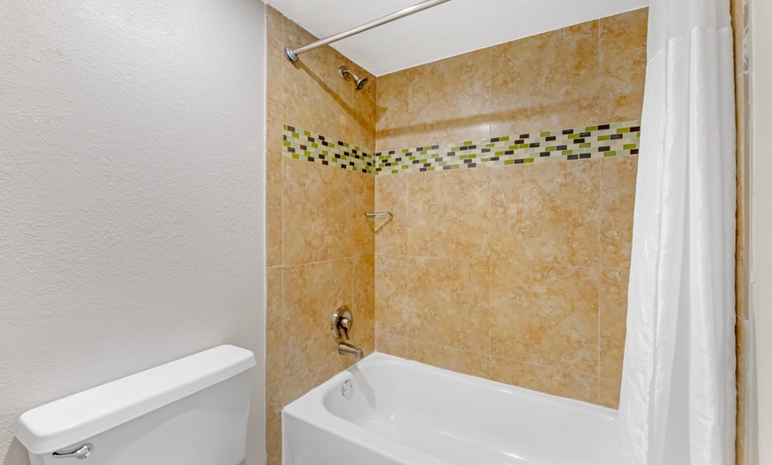 Image 12: Family-Friendly Hotel Near Amusement Parks in Orlando w/Various Room