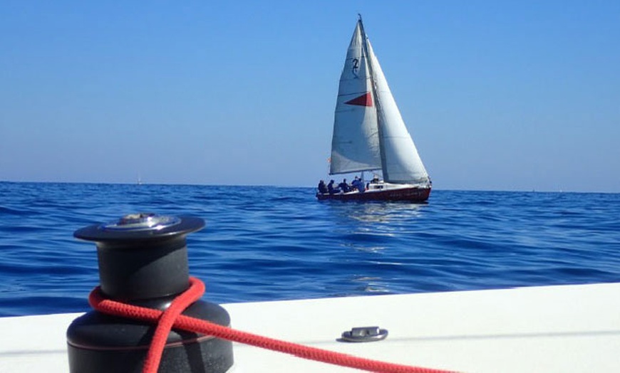 Image 5: 2 horas de paseo en velero por la costa de Barcelona para hasta 11 pax