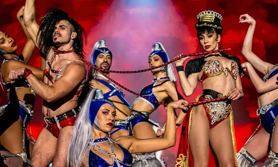 Entrada Vegas Rouge con copa de cava para 1 o 2 personas