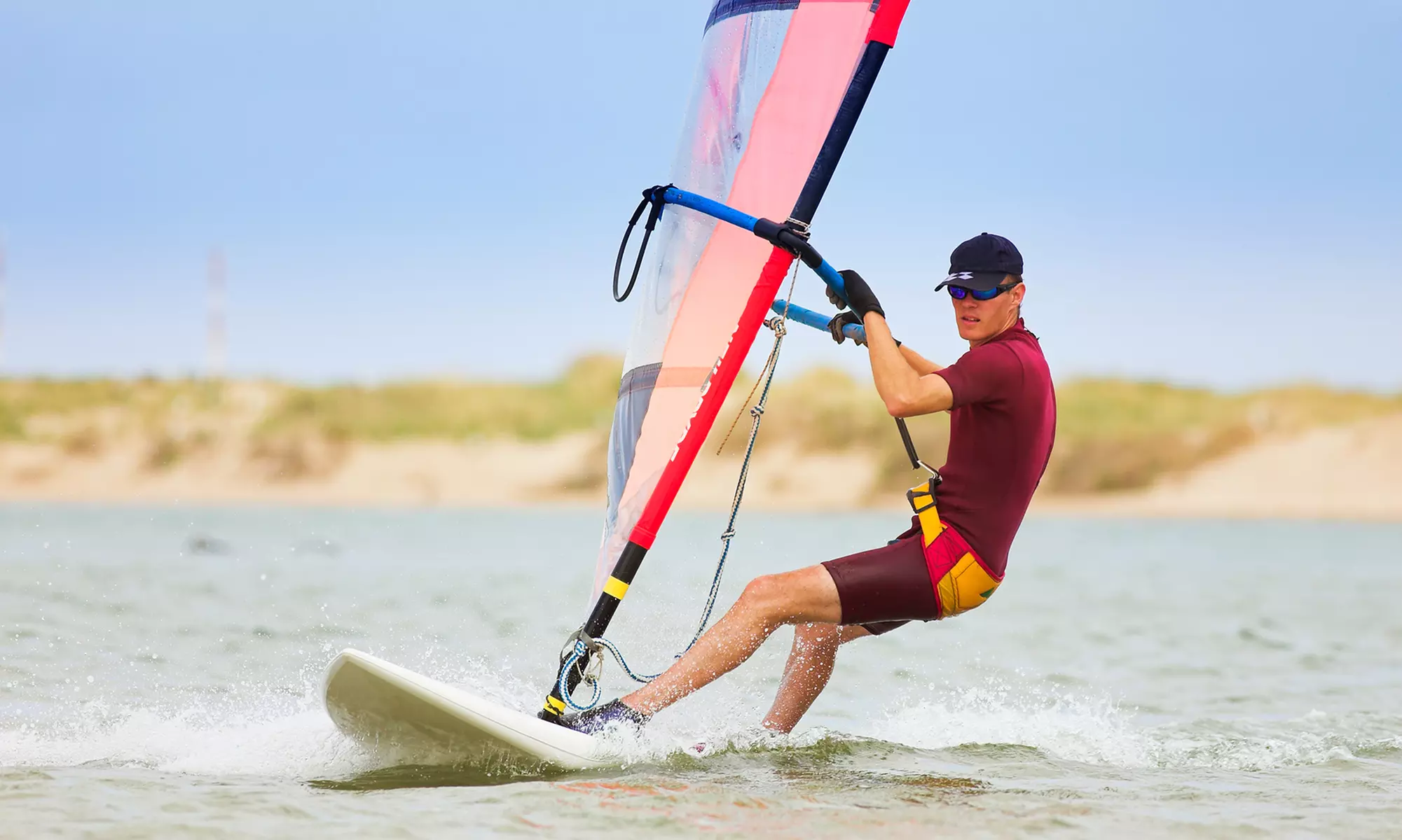 Jetzt Windsurfen lernen: 5 Std. Windsurf-Grundkurs inkl. Leihausrüstung für 1 oder 2 Personen (bis 33% sparen) - Primary Image