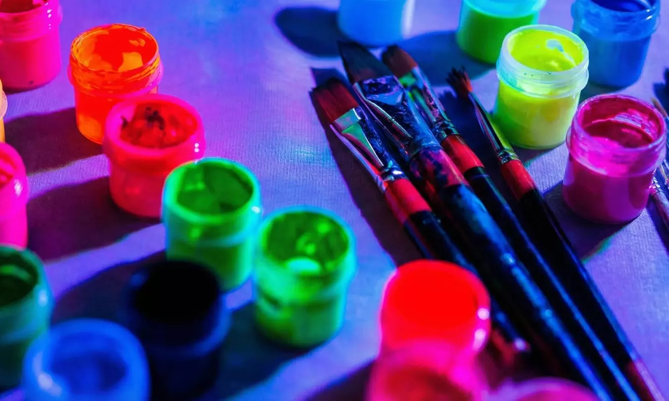 Taller PINTA LUZ de pintura neón para 1 o 2 personas, niños y adultos