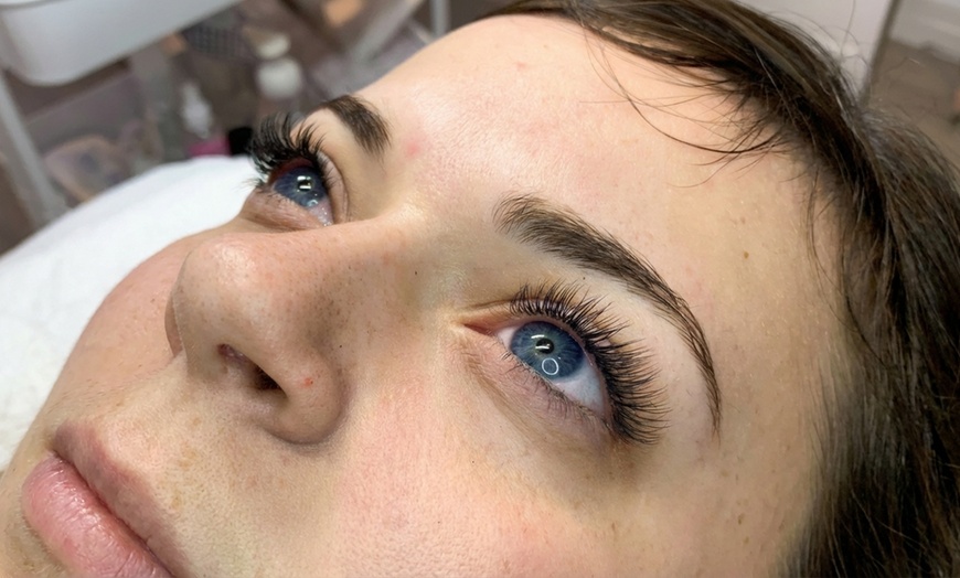 Image 2: Get Stunning Classic and Volume Lashes with Fills