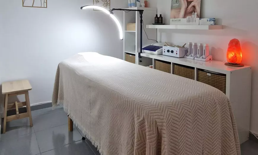 Image 2: Masaje relajante o sesión de reiki de 60 o 90 minutos 