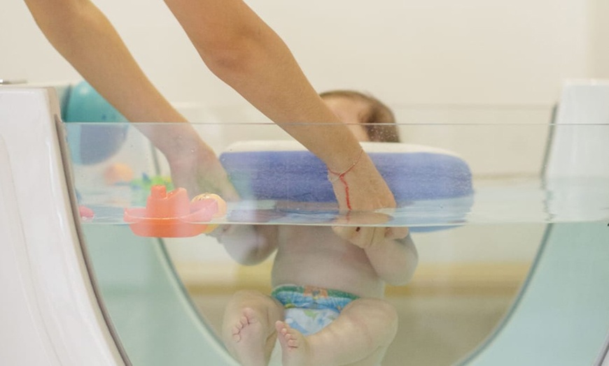 Image 1: Sesión de baby spa con pañal incluido y opción a masaje infantil