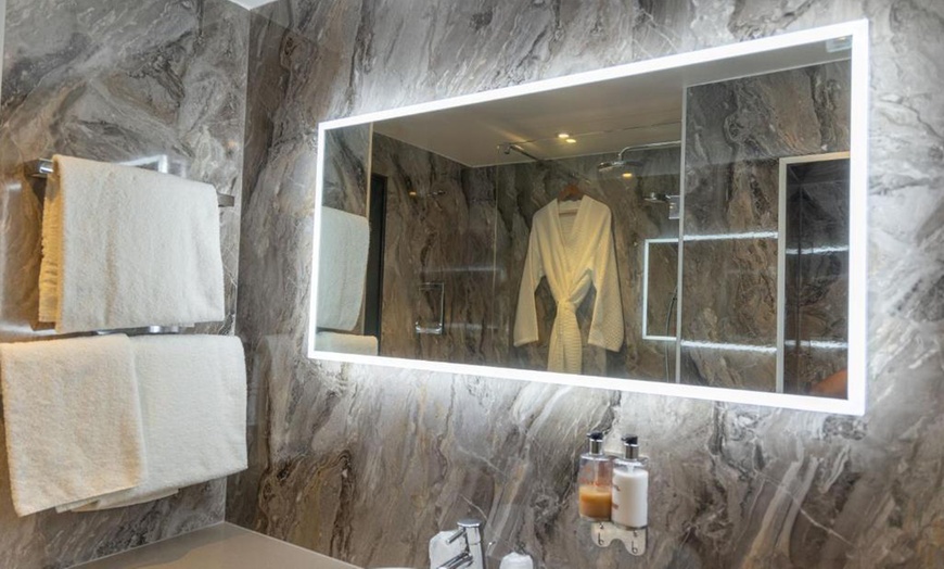 Image 11: Essex: 4* Stay for 2 or 4 with Breakfast and optional Zoo tickets 