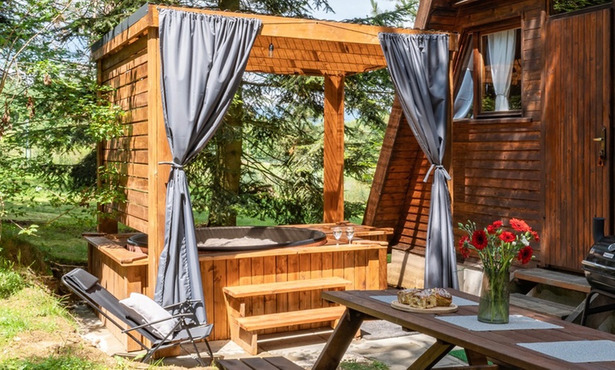 Image 1: Lubień: 2-7 nocy w domku z jacuzzi u podnóża gór
