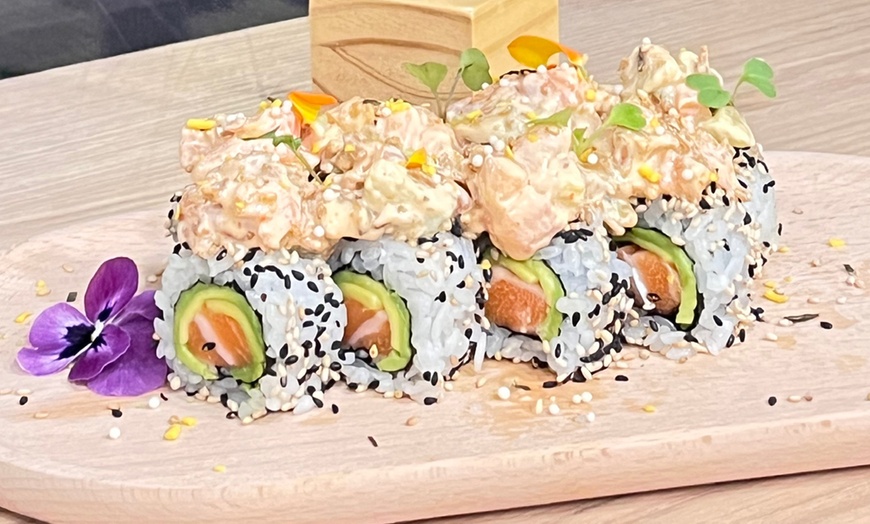 Image 9: Mix de 10, 24 o 30 piezas de sushi con bebida para 2 o más personas