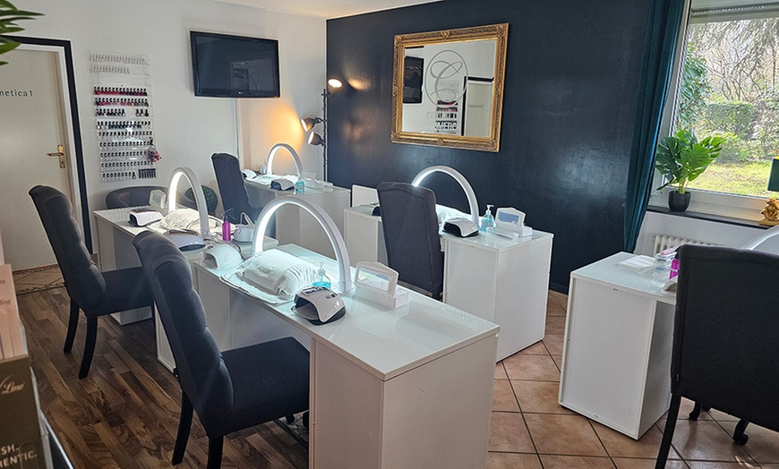 Image 4: 45 Min. Wellness Fußpflege inkl. Paraffinbad, opt. + 45 Min. Maniküre