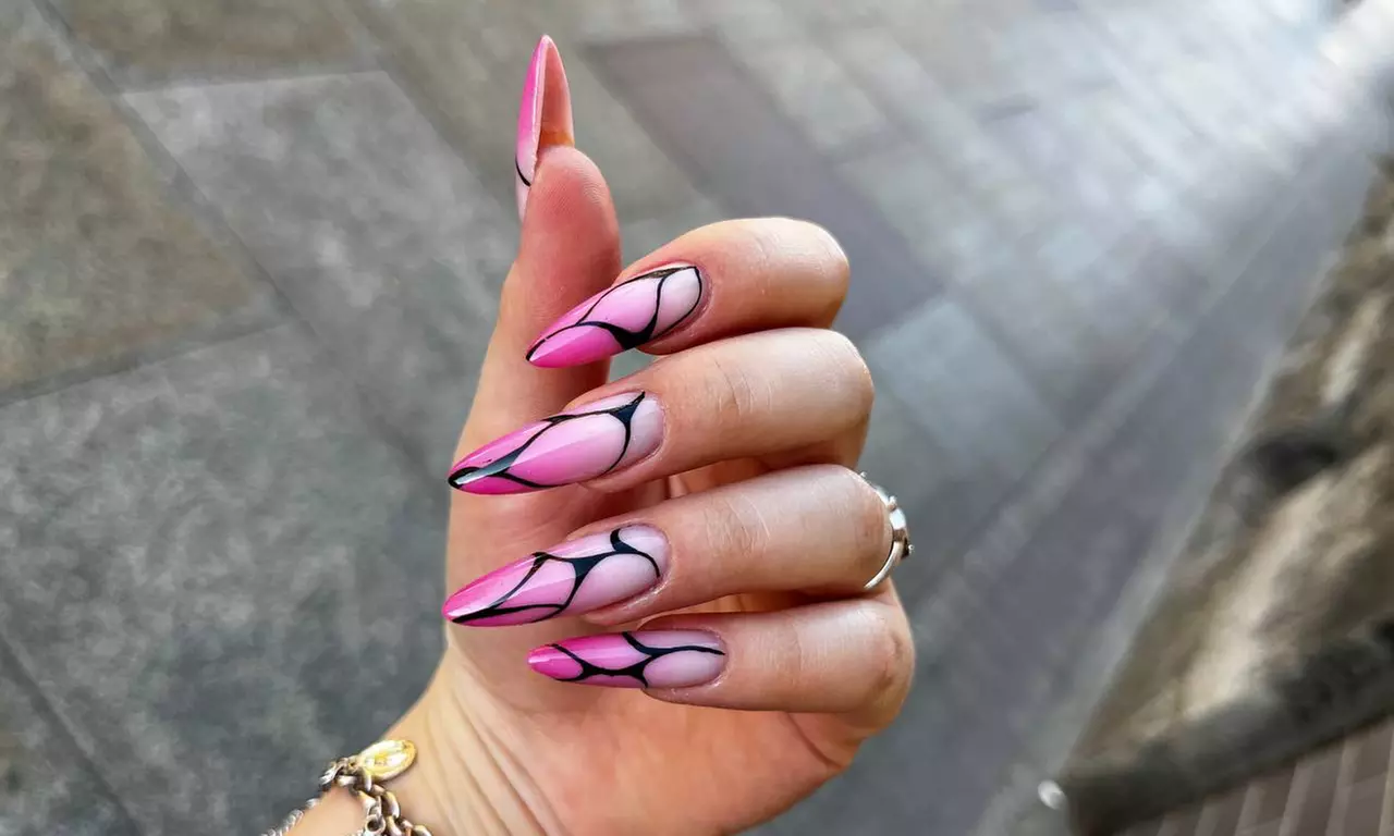 Manicure hybrydowy lub odnowa żelowa dla pięknych paznokci