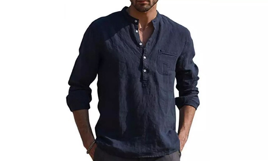 Image 7: Chemise à manches longues pour hommes avec col en V