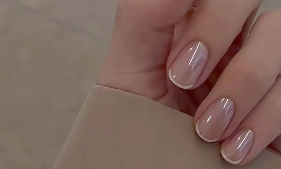 Manicura clásica con esmaltado normal o semipermanente