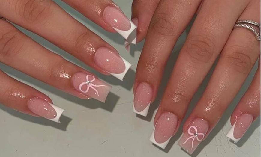 Image 1: 65 Min. Basic oder Premium Mani- und Pediküre für 1 Person