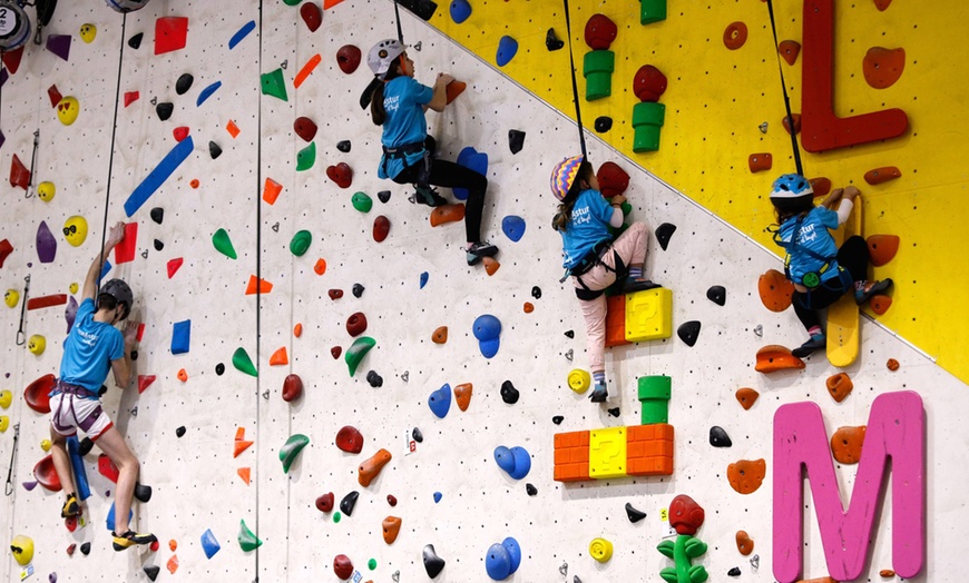 Image 1: Campamento Climbat Kids Thader con monitores, actividades y almuerzo