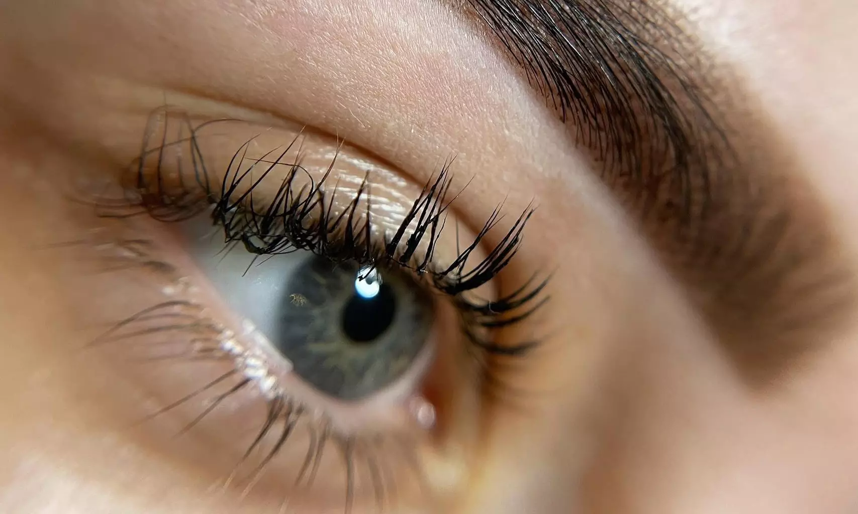 Je wenkbrauwen zijn de lijsten van je ogen: browbehandeling naar keuze