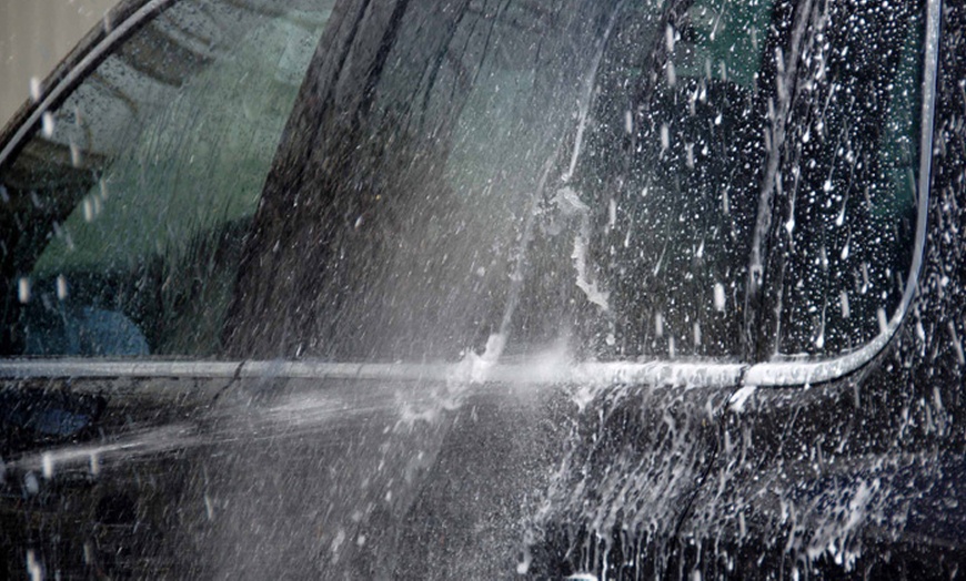 Image 6: Premium-Autowäsche „Das Beste“ für streifenfreien Glanz für 1 Fahrzeug