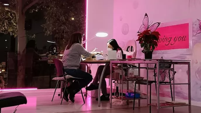 Manicura o pedicura semipermanente, gel o acrílicas