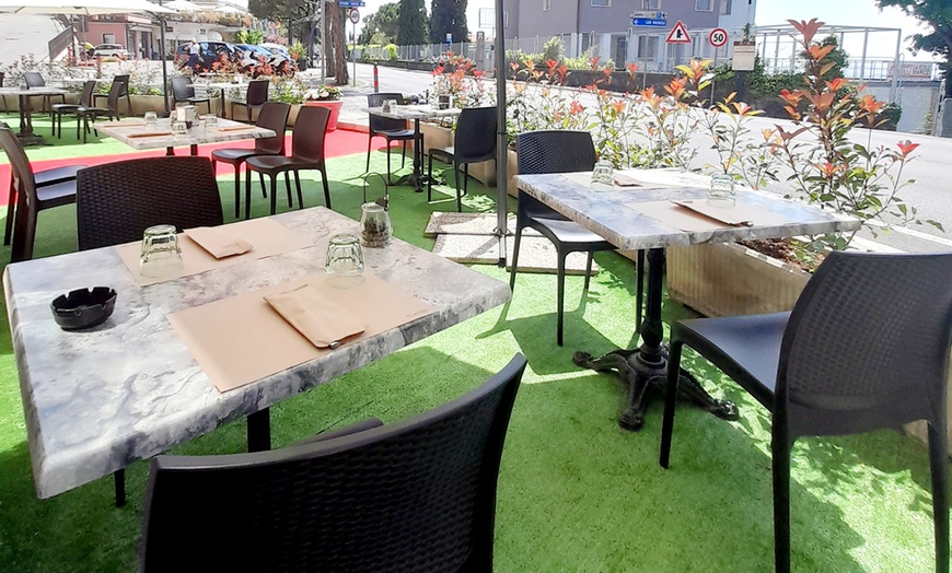 Image 8: Lago di Garda: camera doppia, colazione o mezza pensione, Spa e bici