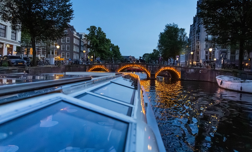 Image 17: Grachten vol lichtjes en legendes: een avondcruise door Amsterdam