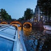 Image 17: Grachtenpracht: Amsterdam vanaf het water in het licht óf donker