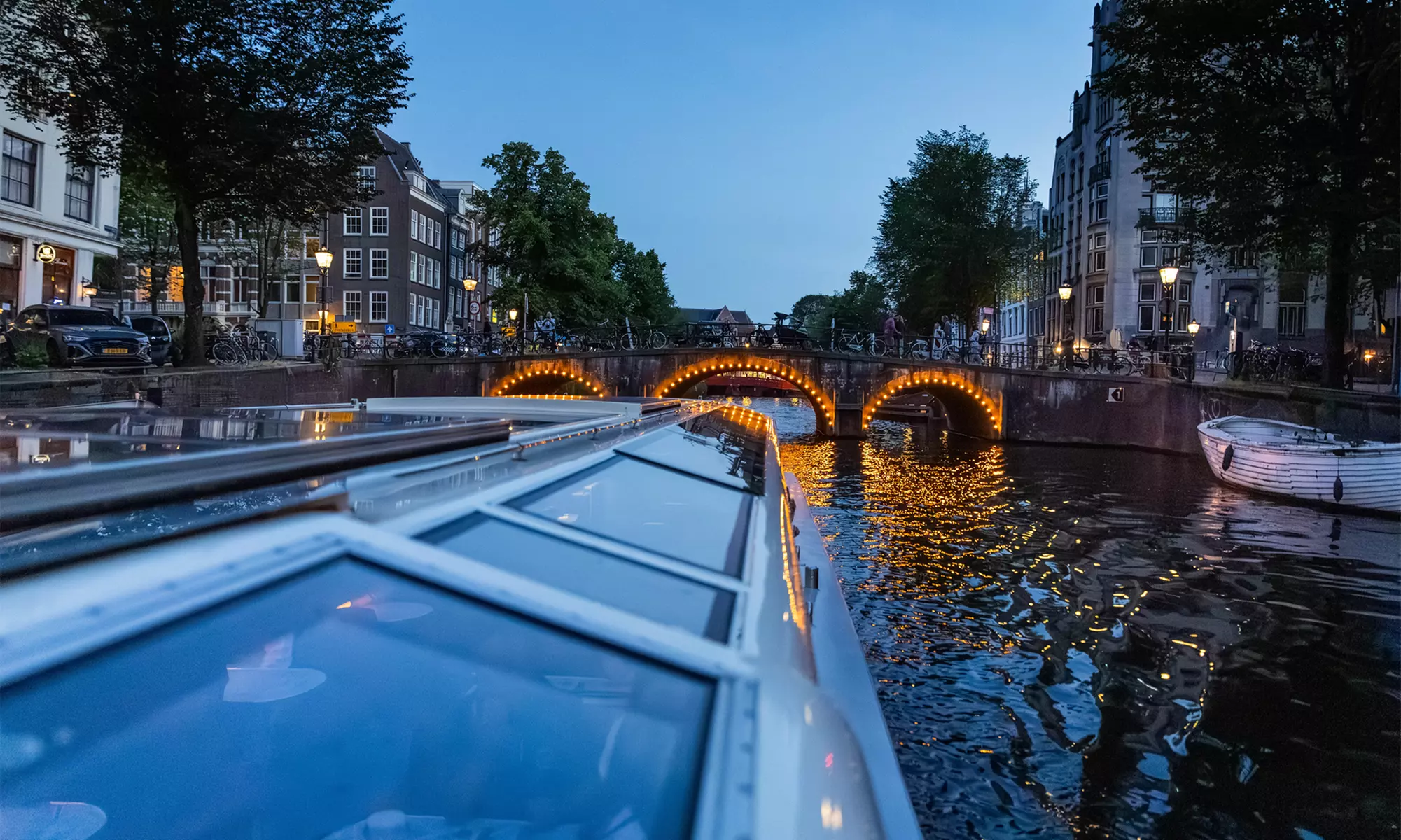 Grachten vol lichtjes en legendes: een avondcruise door Amsterdam