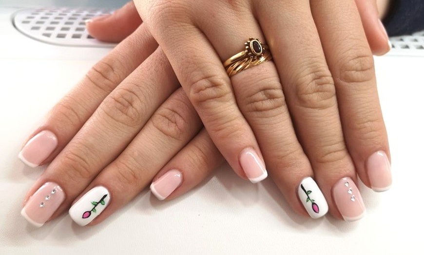 Image 3: Sesión de manicura, pedicura o ambas con esmaltado a elegir para 1