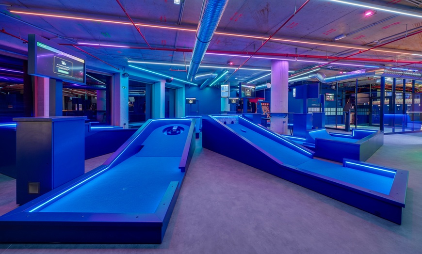 Image 1: Plaisir pour tous : mini-golf, fléchettes, shuffleboard ou color fun