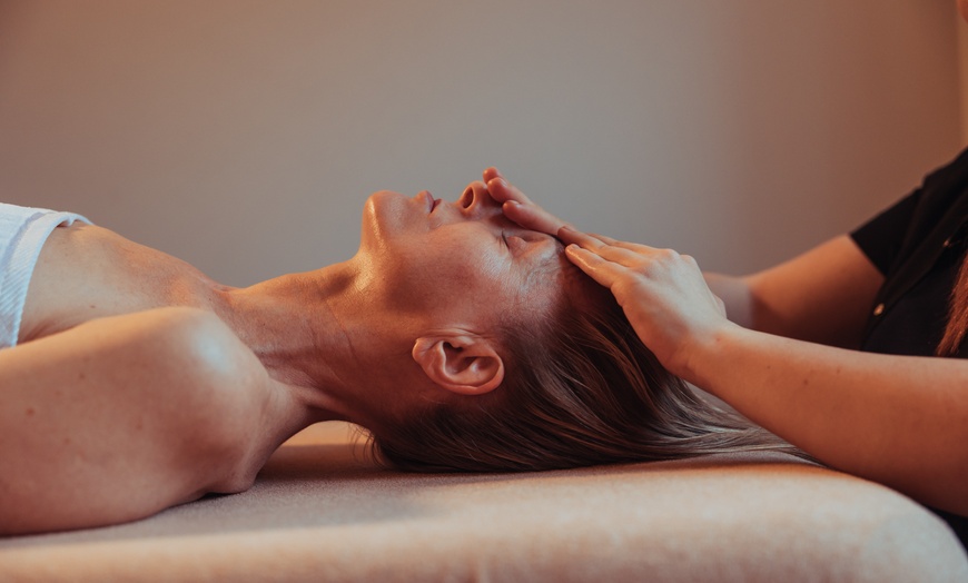 Image 1: Liftingujący masaż twarzy Kobido – Beauty Boost lub Holistic Touch