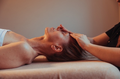 Liftingujący masaż twarzy Kobido w opcji Beauty Boost lub Holistic Touch w Studiu Urody i Masażu (do -33%) Liftingujący masaż twarzy Kobido w opcji Beauty Boost lub Holistic Touch w Studiu Urody i Masażu (do -33%)