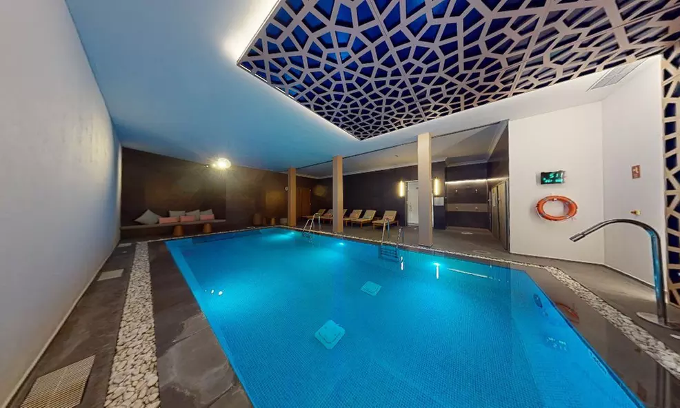 Circuito Rock Spa de 1 hora con copa de cava y opción a masaje para 2