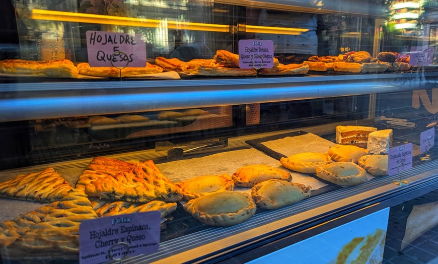 Image 14: Menú de brunch o merienda con platos salados, dulces, cafés y zumos