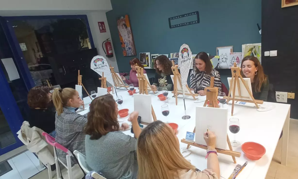 Arte y vino, el combo perfecto: taller creativo de pintura con vino