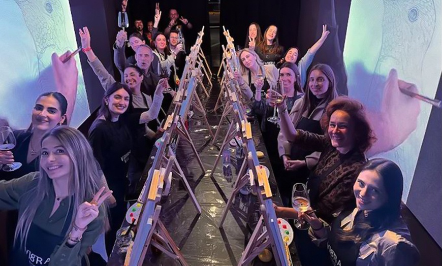 Image 7: Taller de pintura con luces neón, música y vino ilimitado 
