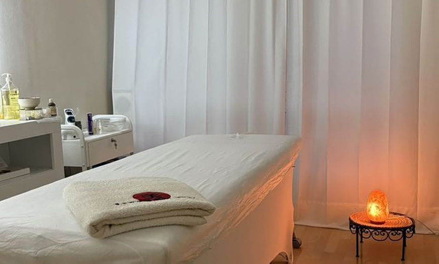 Image 7: Una sesión de masaje corporal para embarazadas de 60 minutos