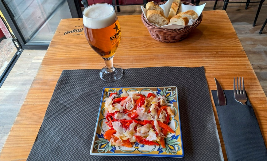 Image 4: Menú para 2 o 4 personas con entrante, principales, postres y bebidas