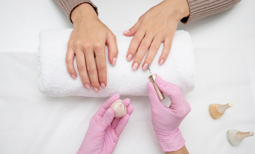 Image 1: 1 o 3 sesiones de manicura y/o pedicura para 1 persona