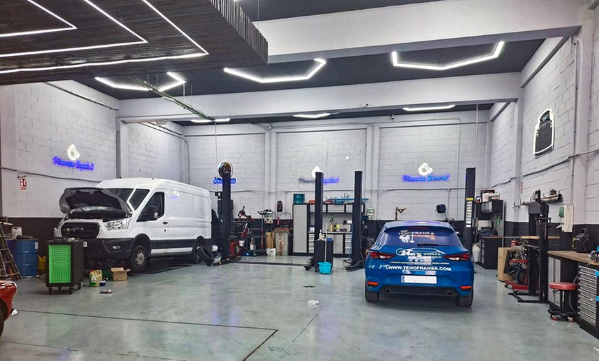 Image 2: Cambio de aceite y filtros a elegir con revisión pre-ITV de 30 puntos
