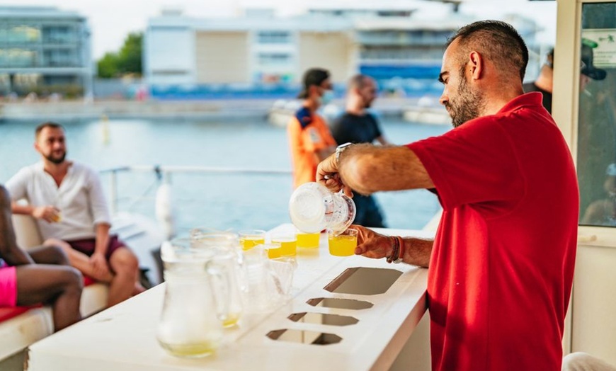 Image 2: Paseo en catamarán con baño en alta mar y bebida para niño o adulto