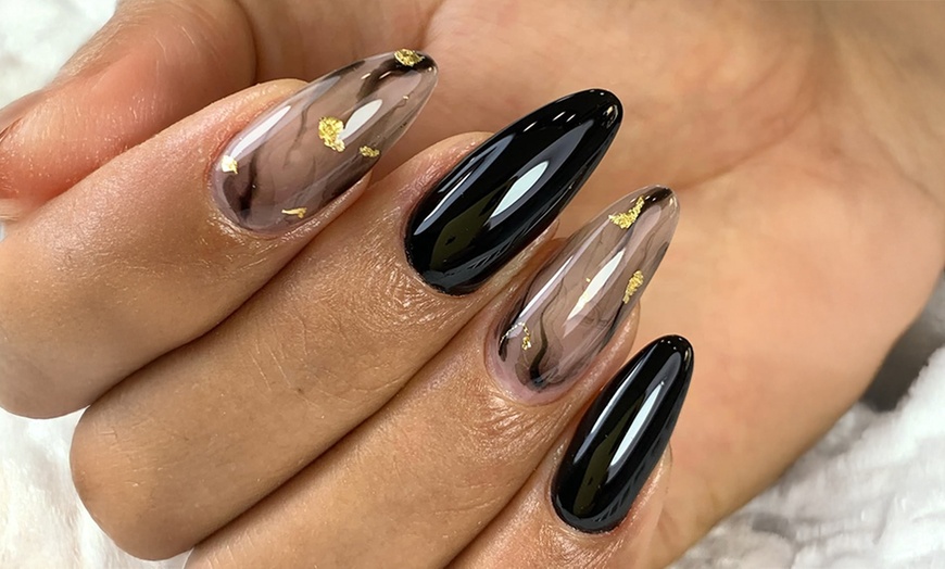 Image 1: Maniküre opt. mit Pediküre oder Waxing an Bikini-Zone, Po & Beine