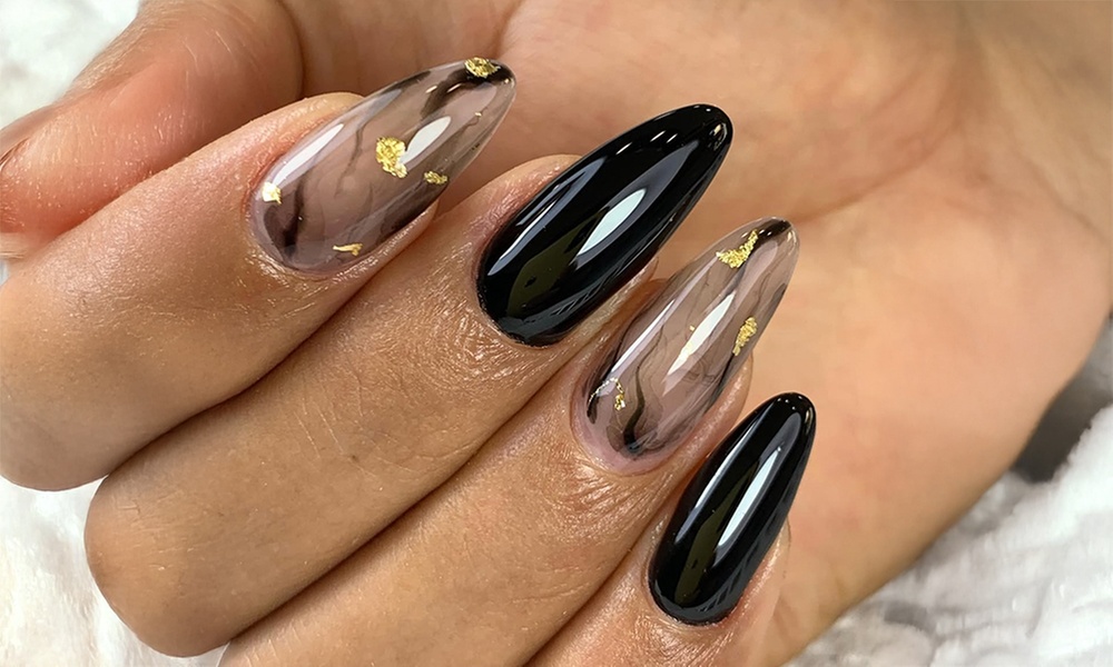 Maniküre opt. mit Pediküre oder Waxing an Bikini-Zone, Po & Beine