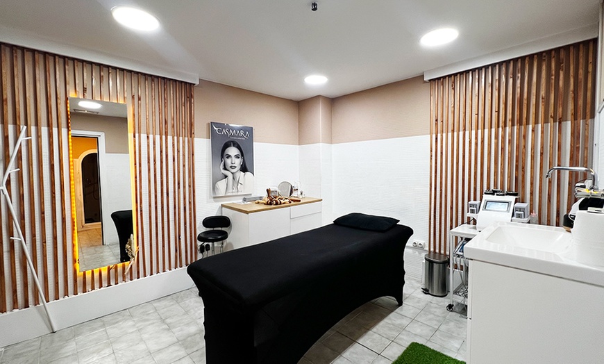 Image 2: Limpieza facial con extracción, exfoliación y mascarilla hidratante