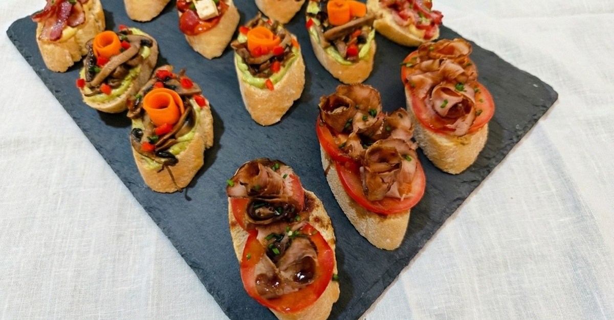 Tabla de montaditos gourmet con vino en Tenerife