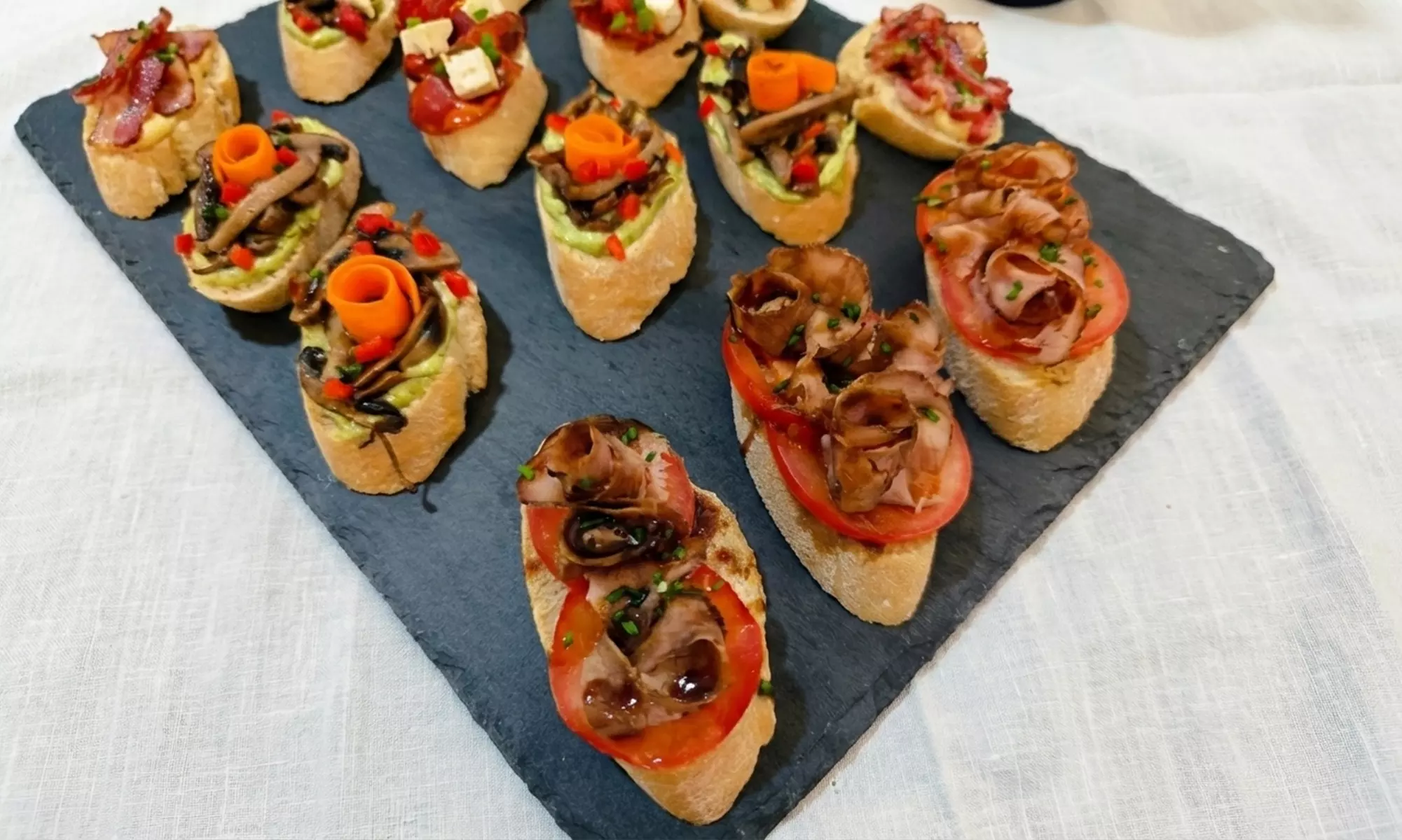 Tabla de montaditos gourmet para 2 o 4 personas con botella de vino