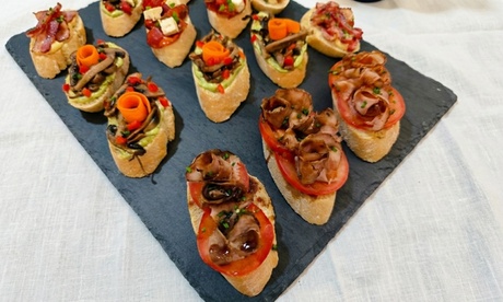 Menú para 4: tabla de montaditos gourmet (32 uds) y 2 botellas de vino