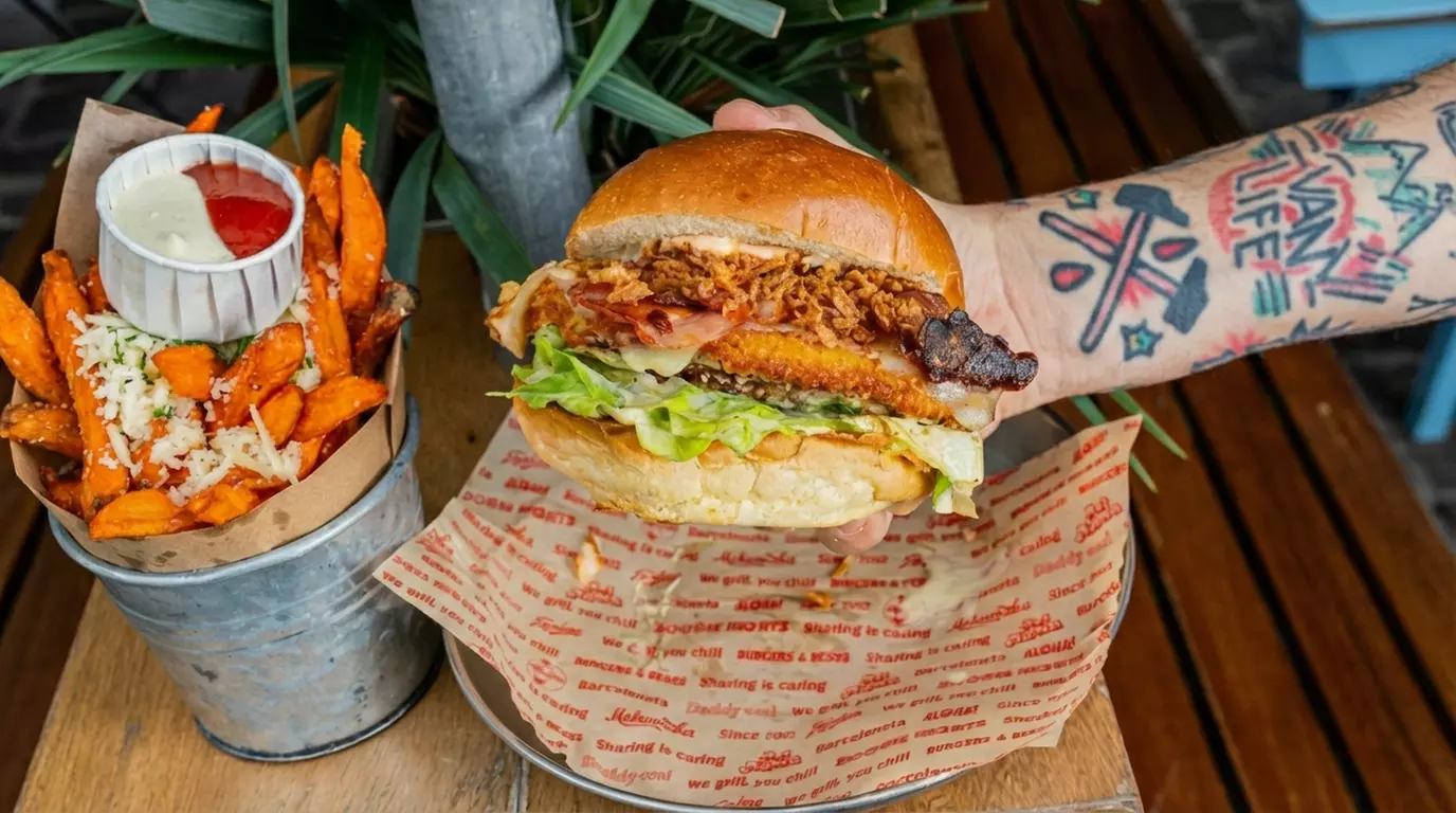 Menú de hamburguesa para 2 personas con opción a cóctel en Makamaka