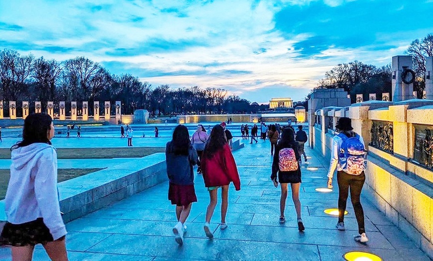 Image 5: Experience Washington DC's Holiday Magic on a Walking Tour w Hot Cocoa