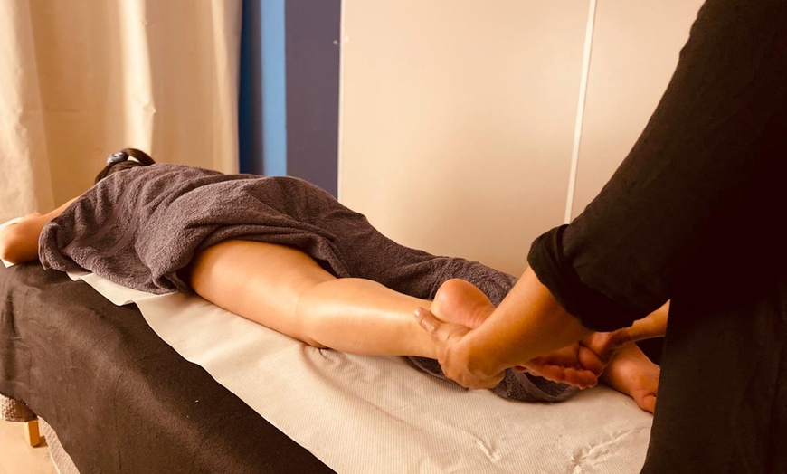 Image 5: Masaje de 45 min. con opción a reflexología podal y/o masaje facial 