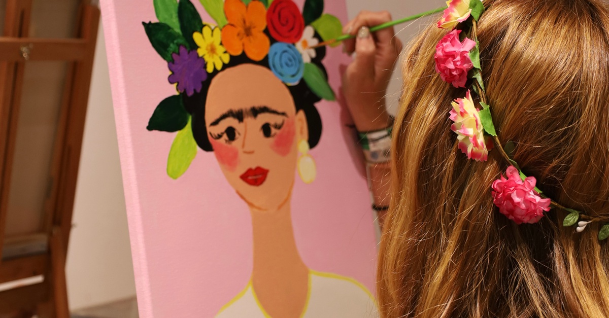 Fiesta de pintura creativa con snacks y bebida en Barcelona