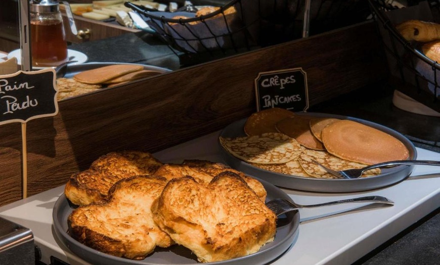 Image 8: Near Paris: double room with breakfast