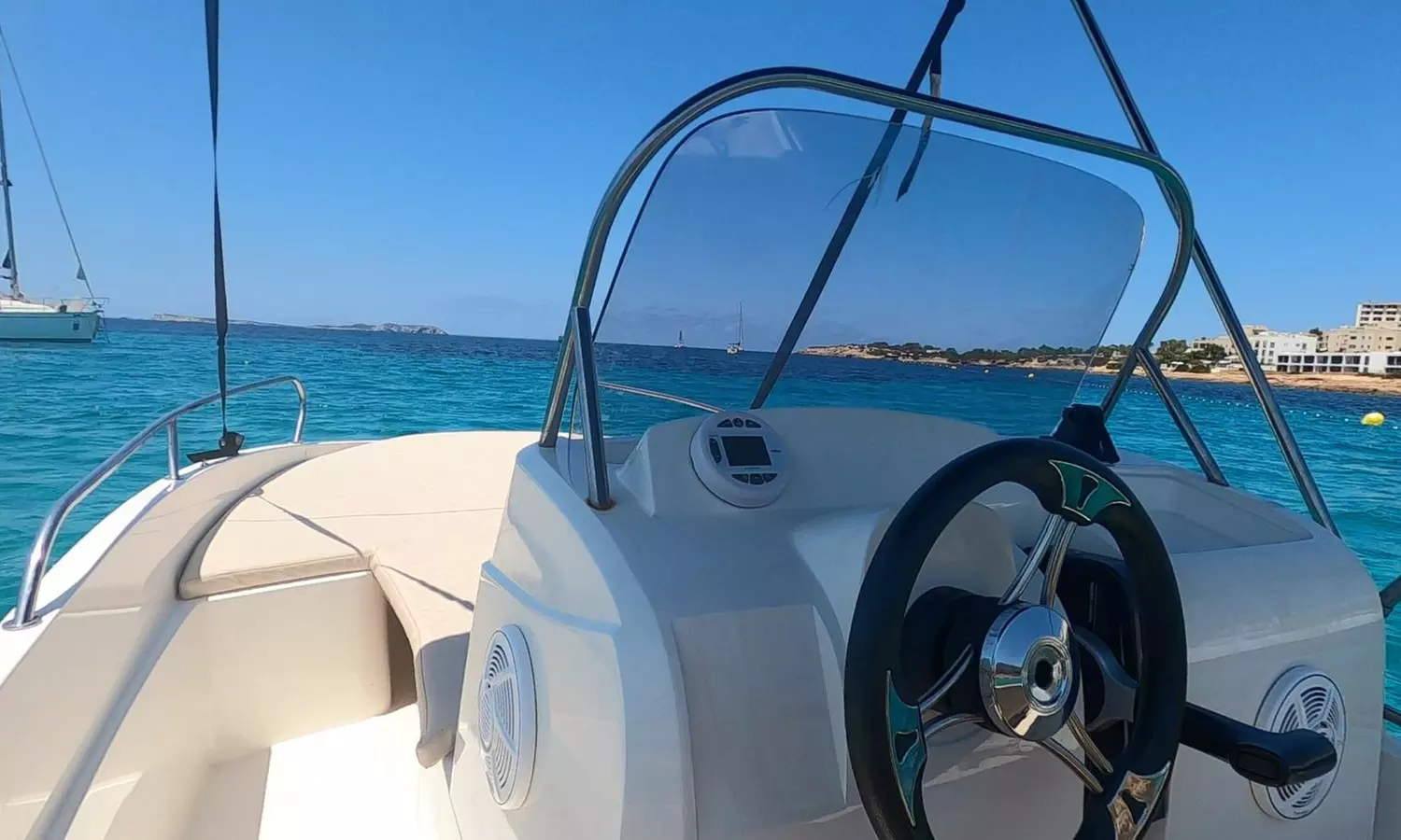 Alquiler de barco sin titulación durante 4 horas para hasta 8 personas